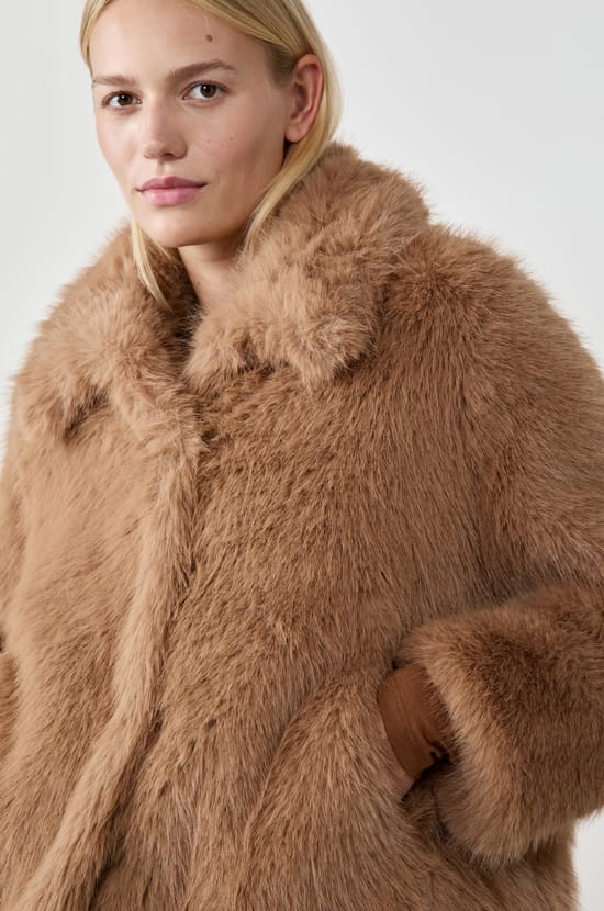Manteau court en fausse fourrure;${refinementColor}