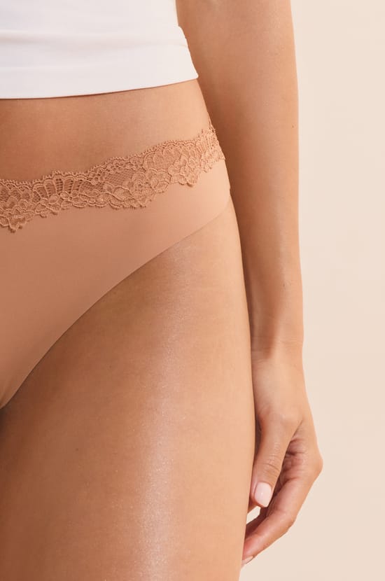 Tanga de microfibra con detalles de encaje;${refinementColor}