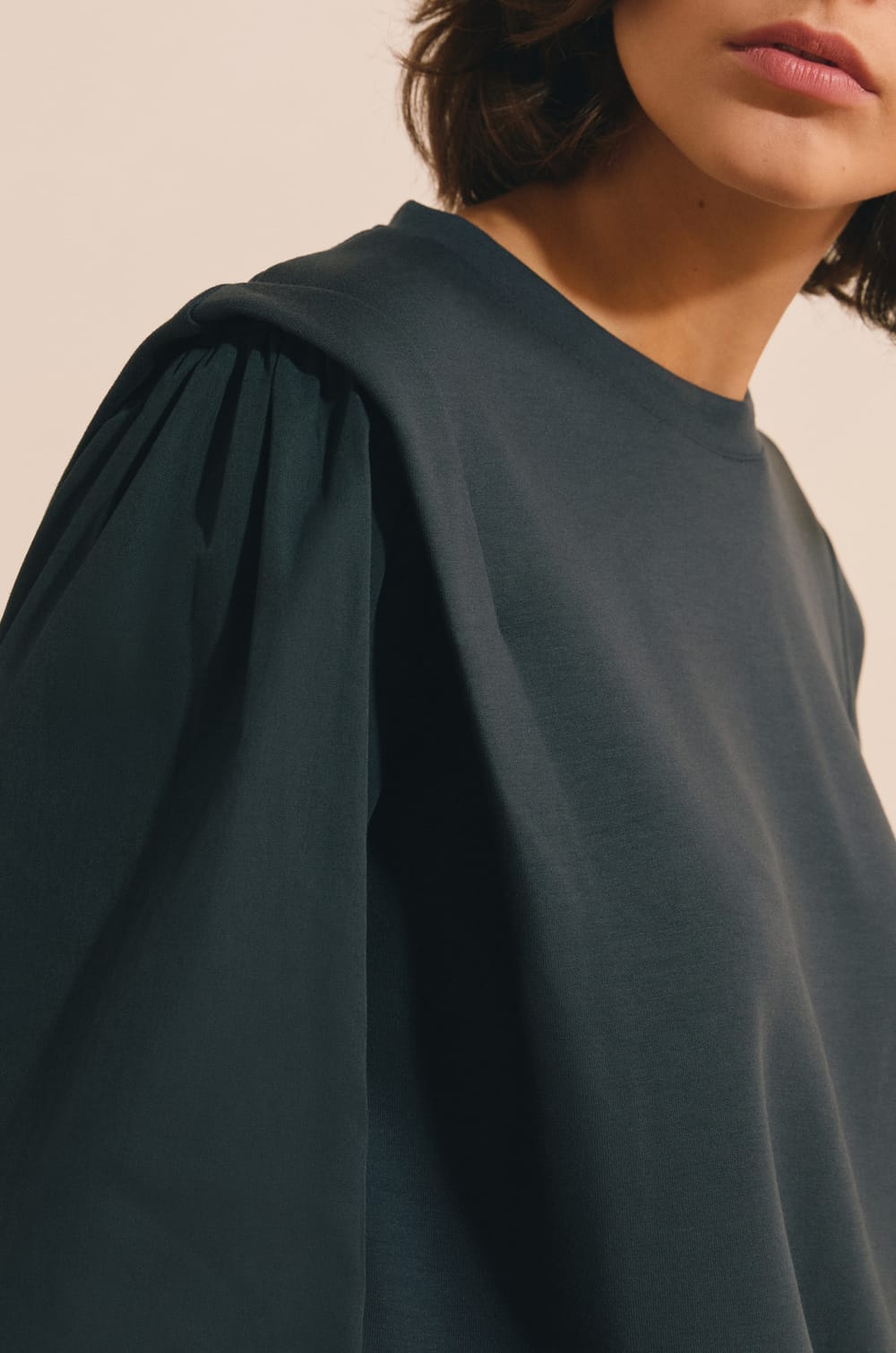 T-shirt manches longues avec &eacute;paulette;${refinementColor}