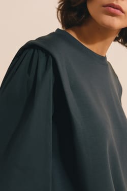 T-shirt manches longues avec &eacute;paulette;${refinementColor}