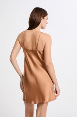 Camis&oacute;n corto de sat&eacute;n con escote de encaje;${refinementColor}