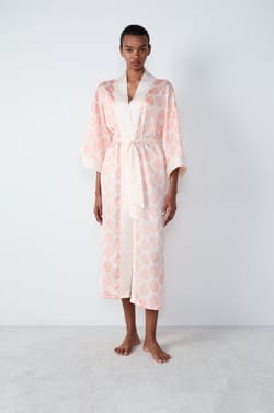 D&eacute;shabill&eacute; long satin&eacute; &agrave; motifs;${refinementColor}