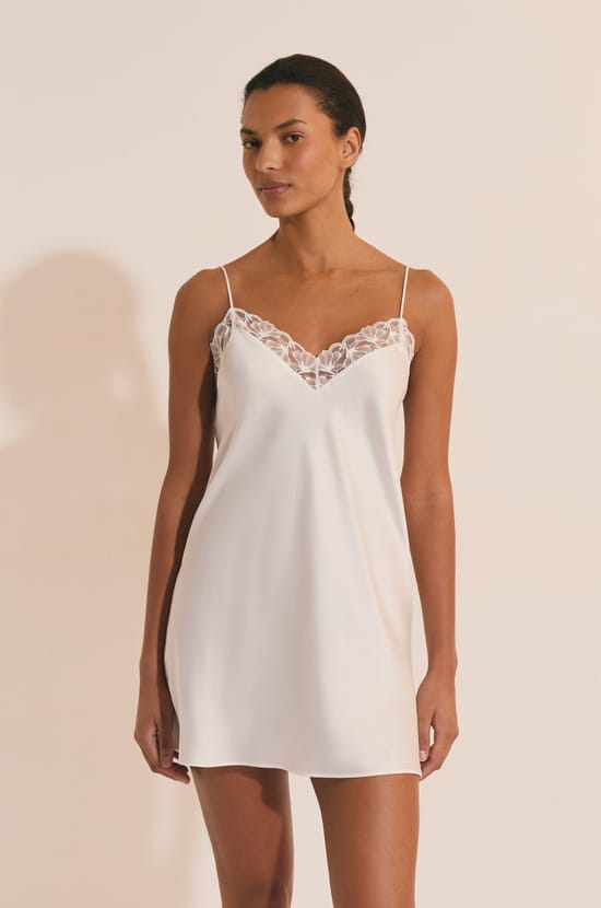 Nuisette de pyjama satin&eacute;e avec d&eacute;tail en dentelle;${refinementColor}