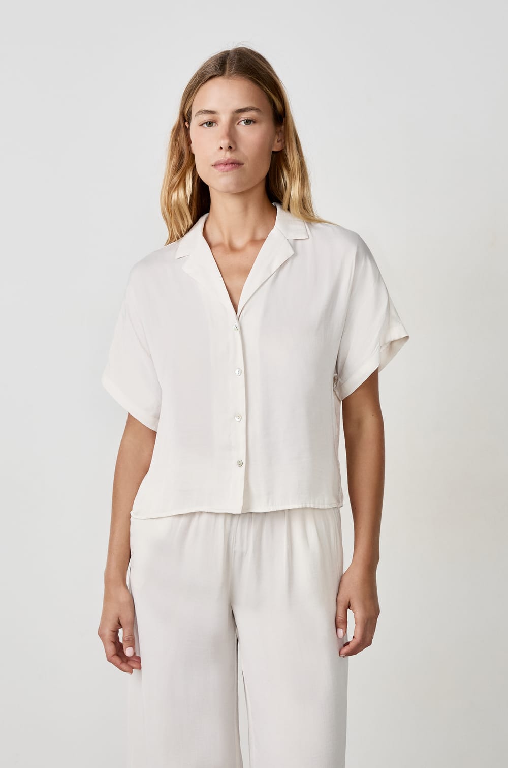 Chemise manches courtes satinée;${refinementColor}
