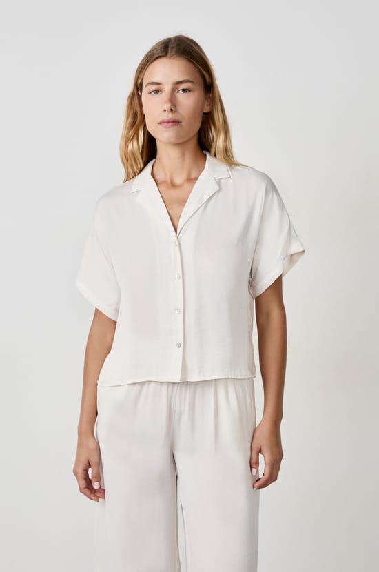 Chemise manches courtes satinée;${refinementColor}