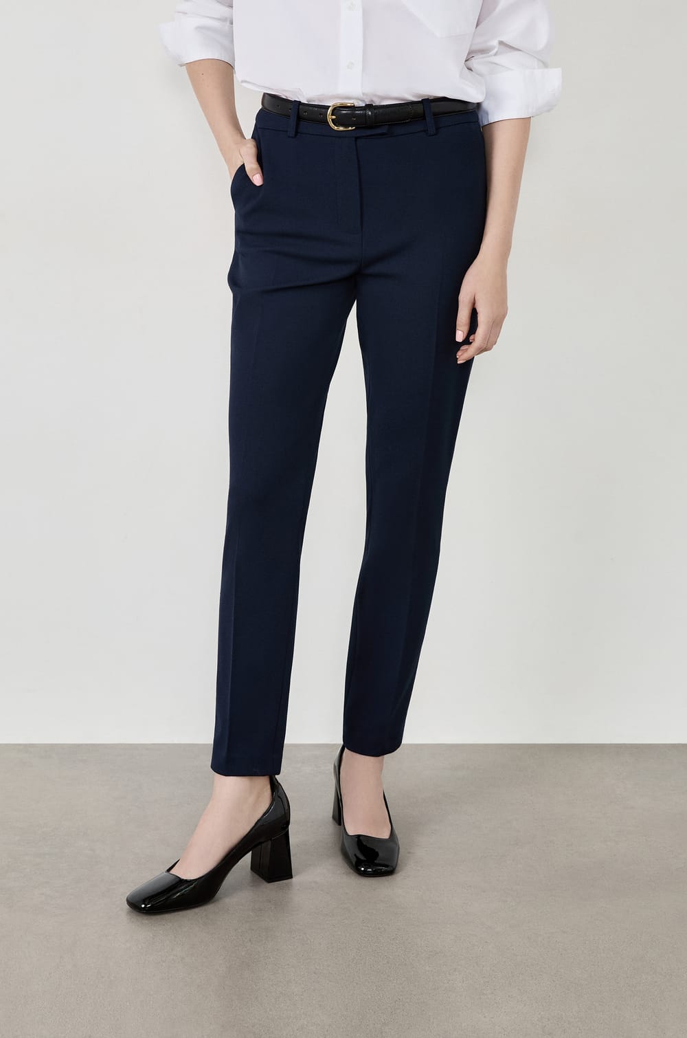 Trousers with a cigarette cut;${refinementColor}