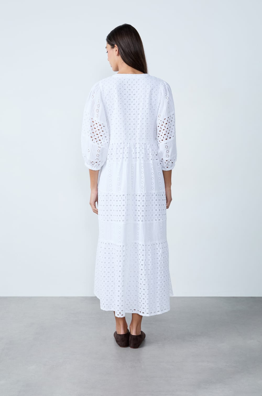 Long fluid dress with embroidery;${refinementColor}