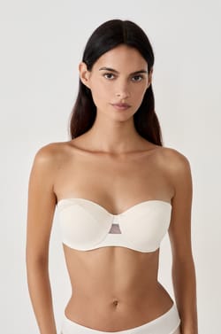 Strapless bra with lightly lined cups and removable straps;${refinementColor}