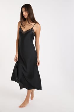 Nuisette satin&eacute;e avec d&eacute;tails dentelle;${refinementColor}