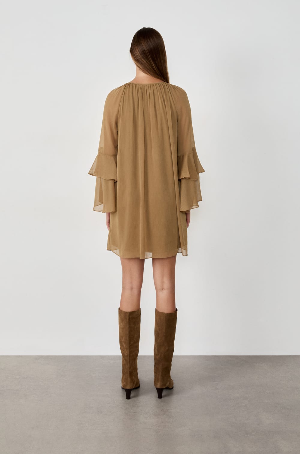 Robe courte avec manches à volants;${refinementColor}