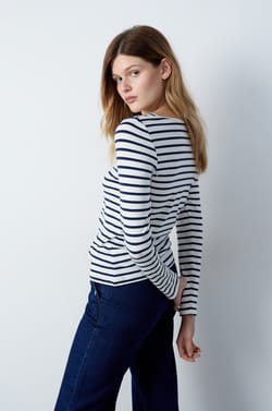 Gestreiftes-t-shirt mit langen ärmeln;${refinementColor}