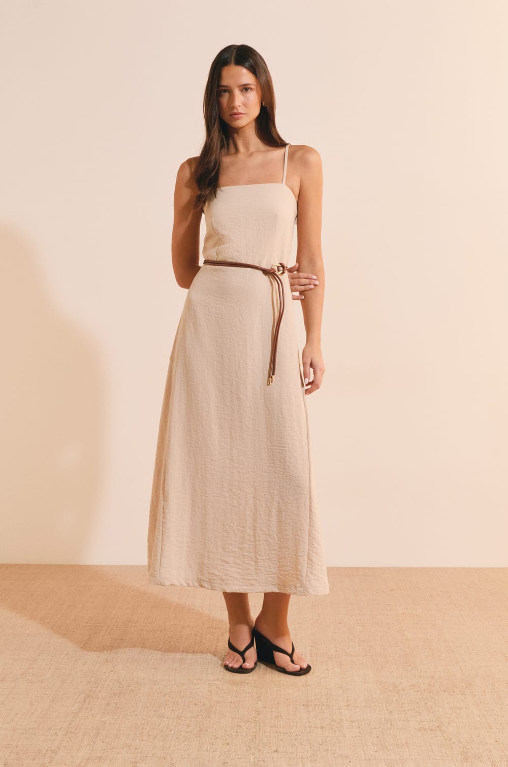 Robe longue &agrave; fines bretelles;${refinementColor}