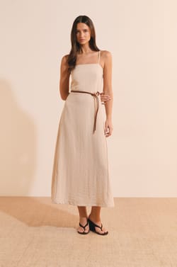 Robe longue &agrave; fines bretelles;${refinementColor}