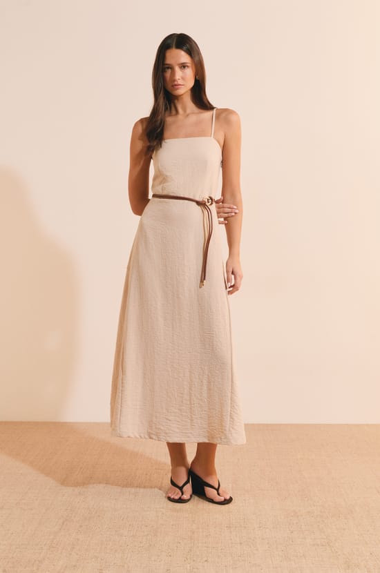 Robe longue &agrave; fines bretelles;${refinementColor}