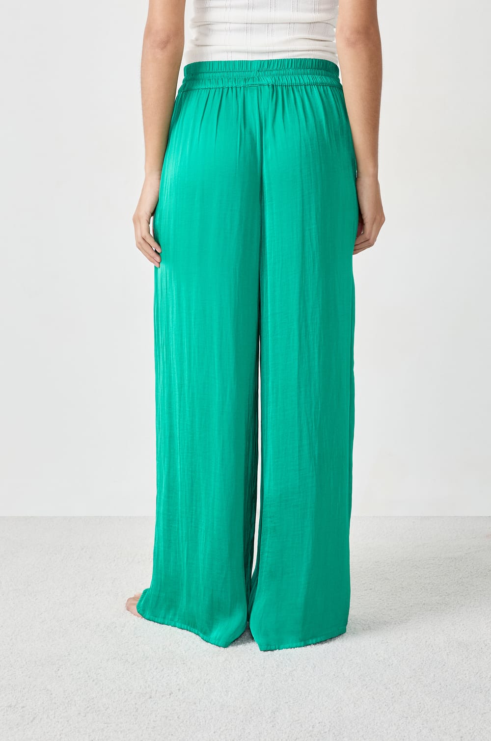Pantalon satiné coupe large;${refinementColor}
