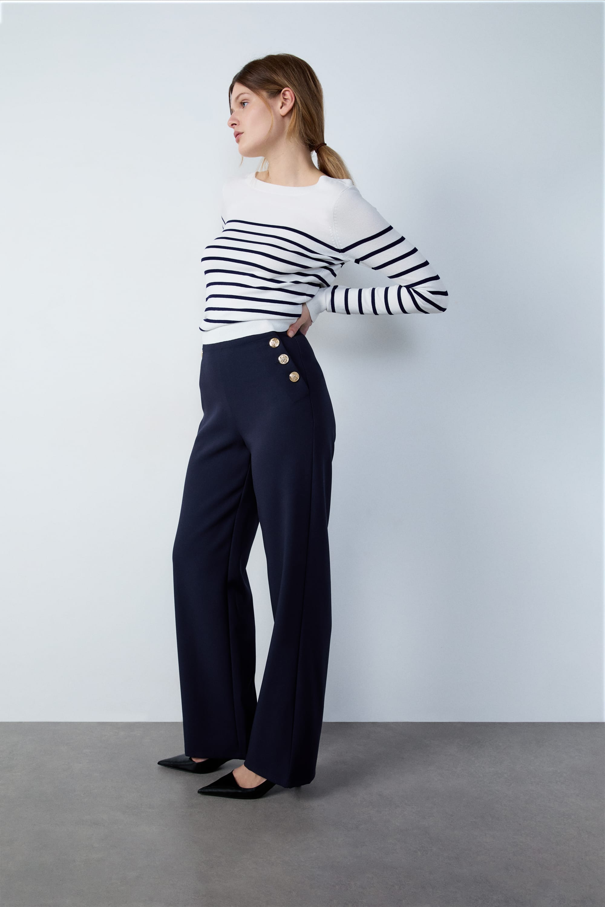 Pantalon coupe large détails boutons