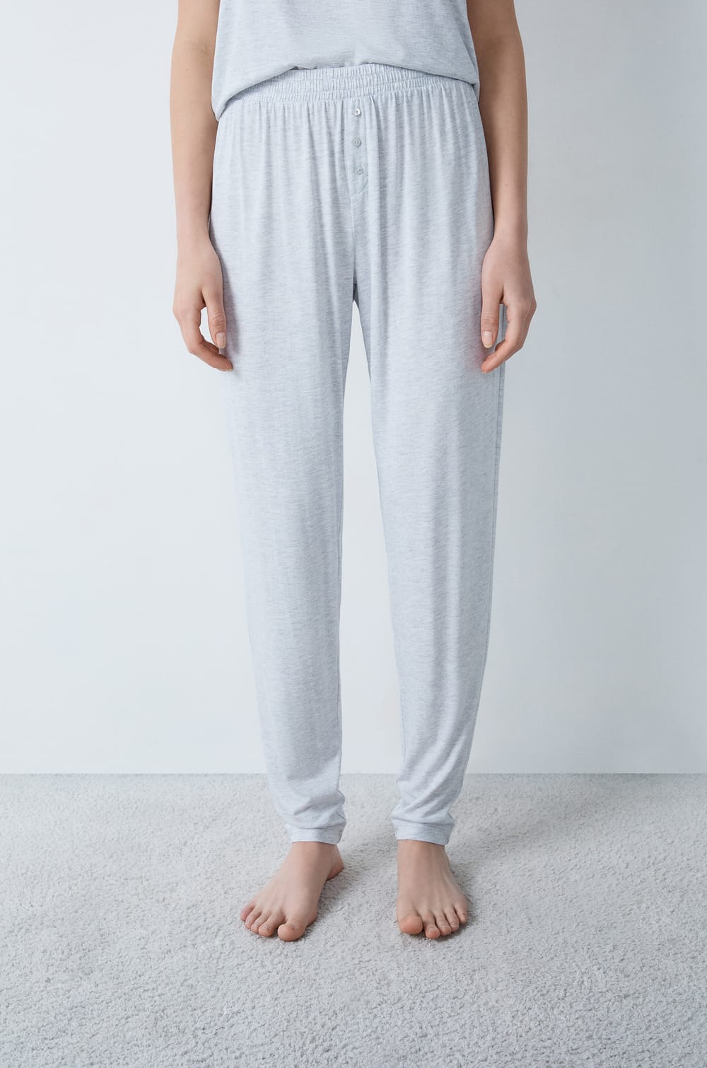 Pantalón ultra comodo;${refinementColor}