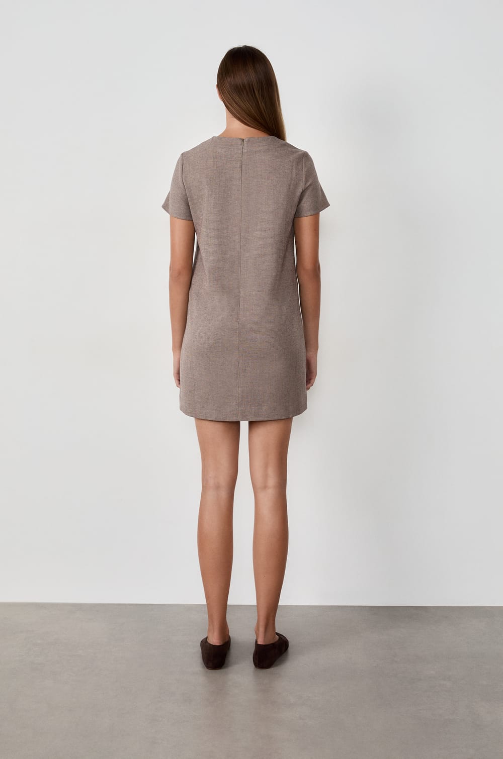 Robe courte à manches courtes;${refinementColor}