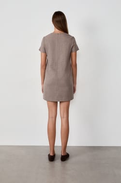 Robe courte à manches courtes;${refinementColor}