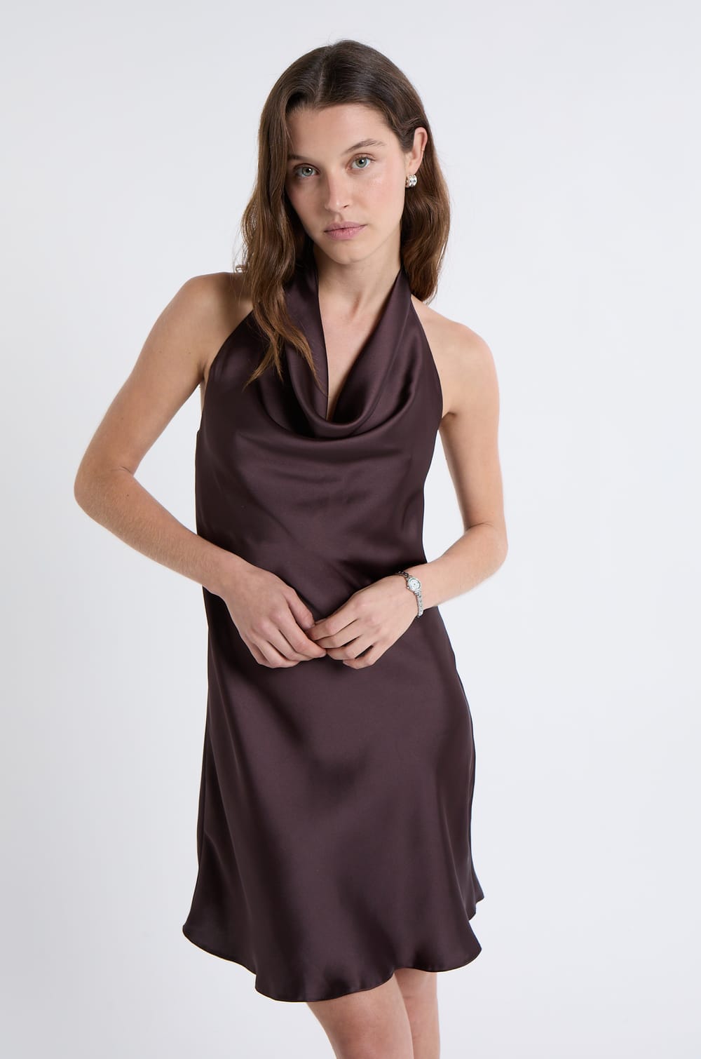 Robe satinée avec col benitier;${refinementColor}