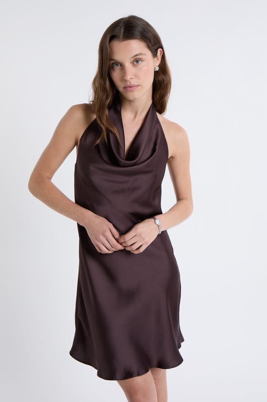 Robe satinée avec col benitier;${refinementColor}