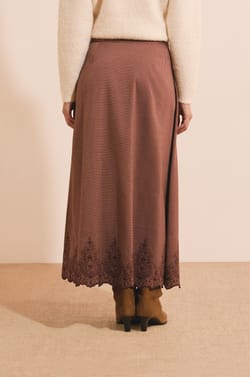 Jupe longue &agrave; carreaux avec d&eacute;tails brod&eacute;s;${refinementColor}