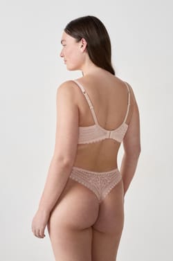 Soutien-gorge N.5 - Le coques fines plongeant sans armatures;${refinementColor}