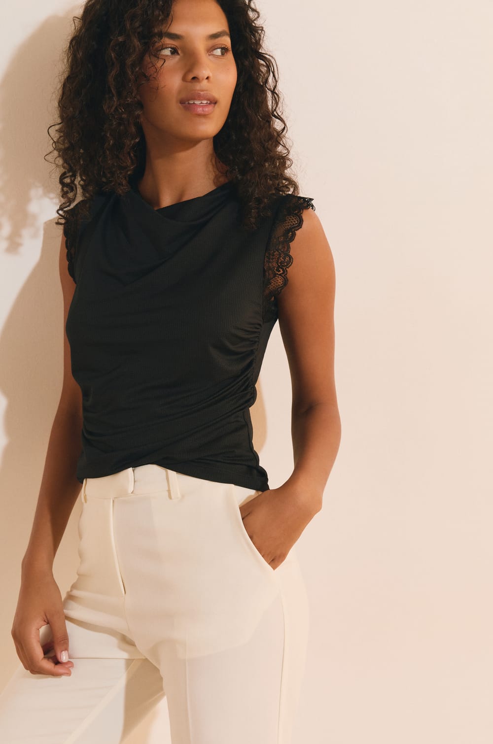 T-shirt sans manches pliss&eacute; avec d&eacute;tails dentelle;${refinementColor}