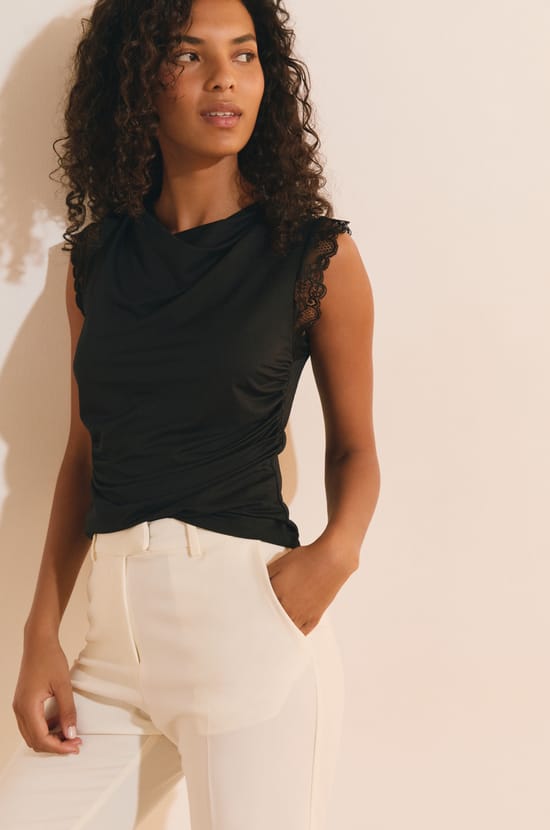T-shirt sans manches pliss&eacute; avec d&eacute;tails dentelle;${refinementColor}