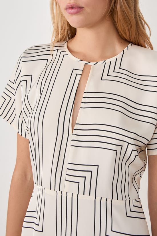 Printed short-sleeved dress;${refinementColor}