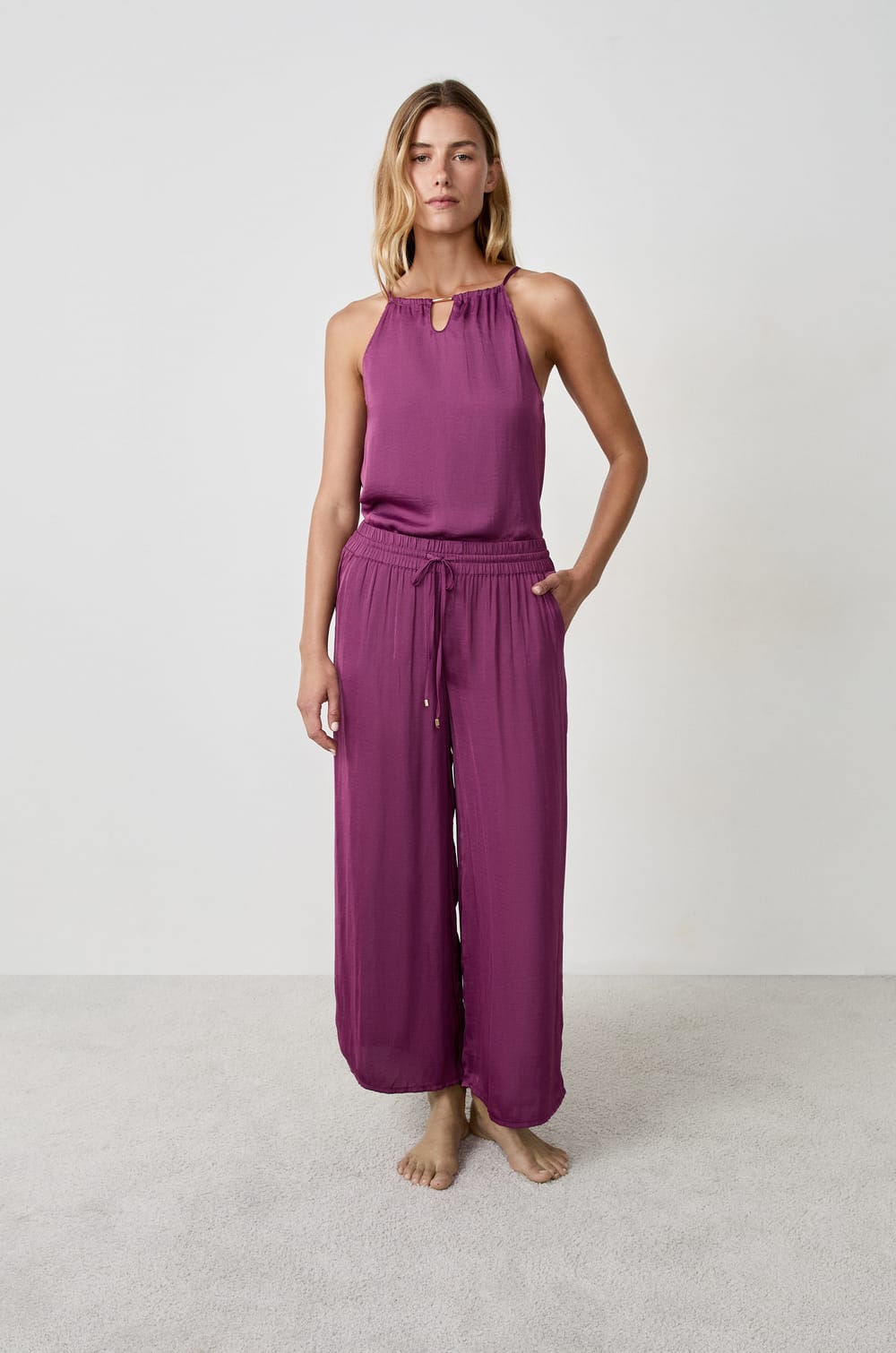Pantalon satin&eacute; coupe large;${refinementColor}