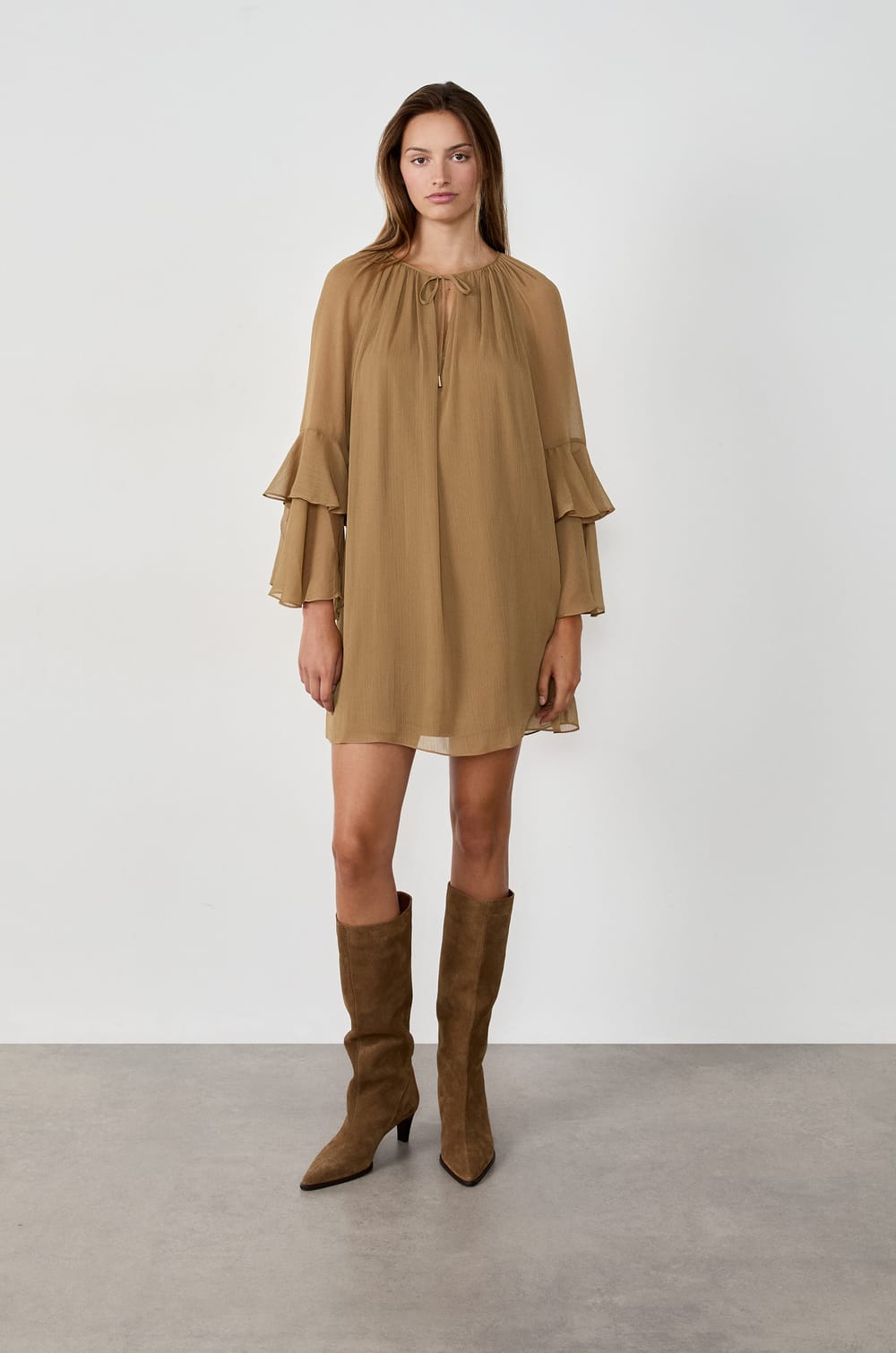 Robe courte avec manches à volants;${refinementColor}
