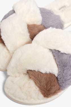 Flip-Flop Slippers;${refinementColor}
