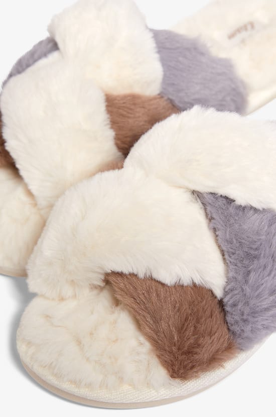 Flip-Flop Slippers;${refinementColor}