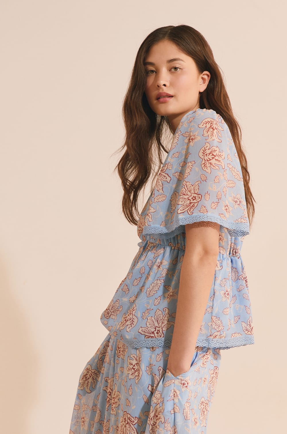 Blouse col v &agrave; motifs;${refinementColor}