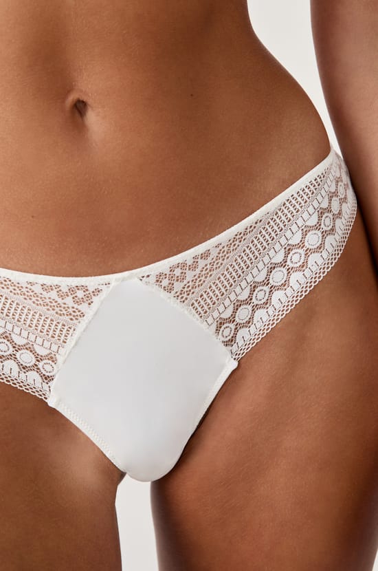 Tanga con detalles de encaje;${refinementColor}