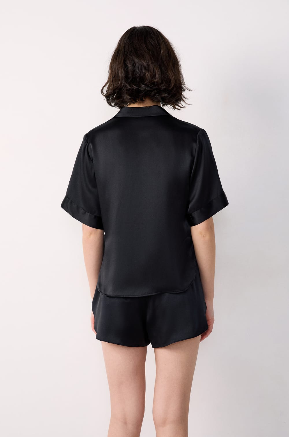 Short-sleeved silk pyjama shirt;${refinementColor}