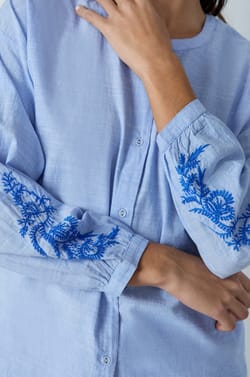 Camisa de pijama de algodón con rayas bordadas;${refinementColor}