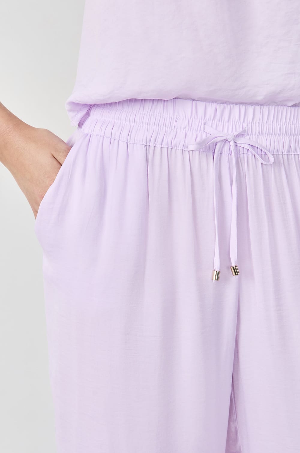 Pantal&oacute;n satinado corte ancho;${refinementColor}