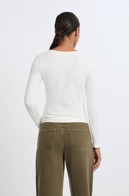 T-shirt manches longues col asymétrique en coton;${refinementColor}