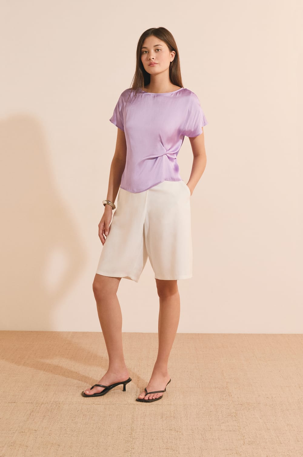 T-shirt drap&eacute; avec n&oelig;ud satin&eacute;;${refinementColor}
