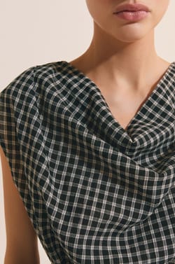 Top &agrave; col b&eacute;nitier cintr&eacute; &agrave; la taille;${refinementColor}