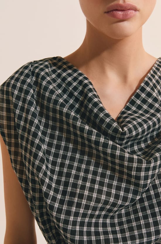 Top &agrave; col b&eacute;nitier cintr&eacute; &agrave; la taille;${refinementColor}