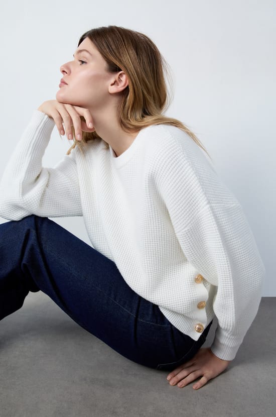 Pull à boutons effet corne;${refinementColor}