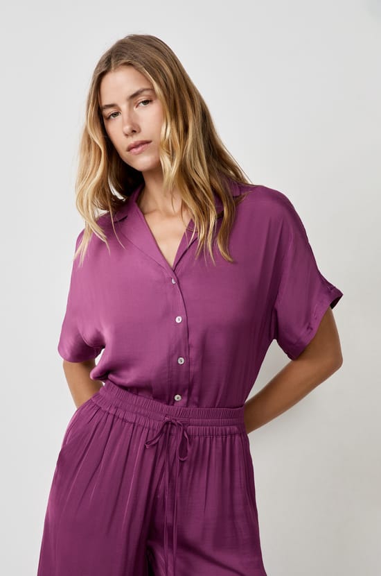 Chemise manches courtes satinée;${refinementColor}