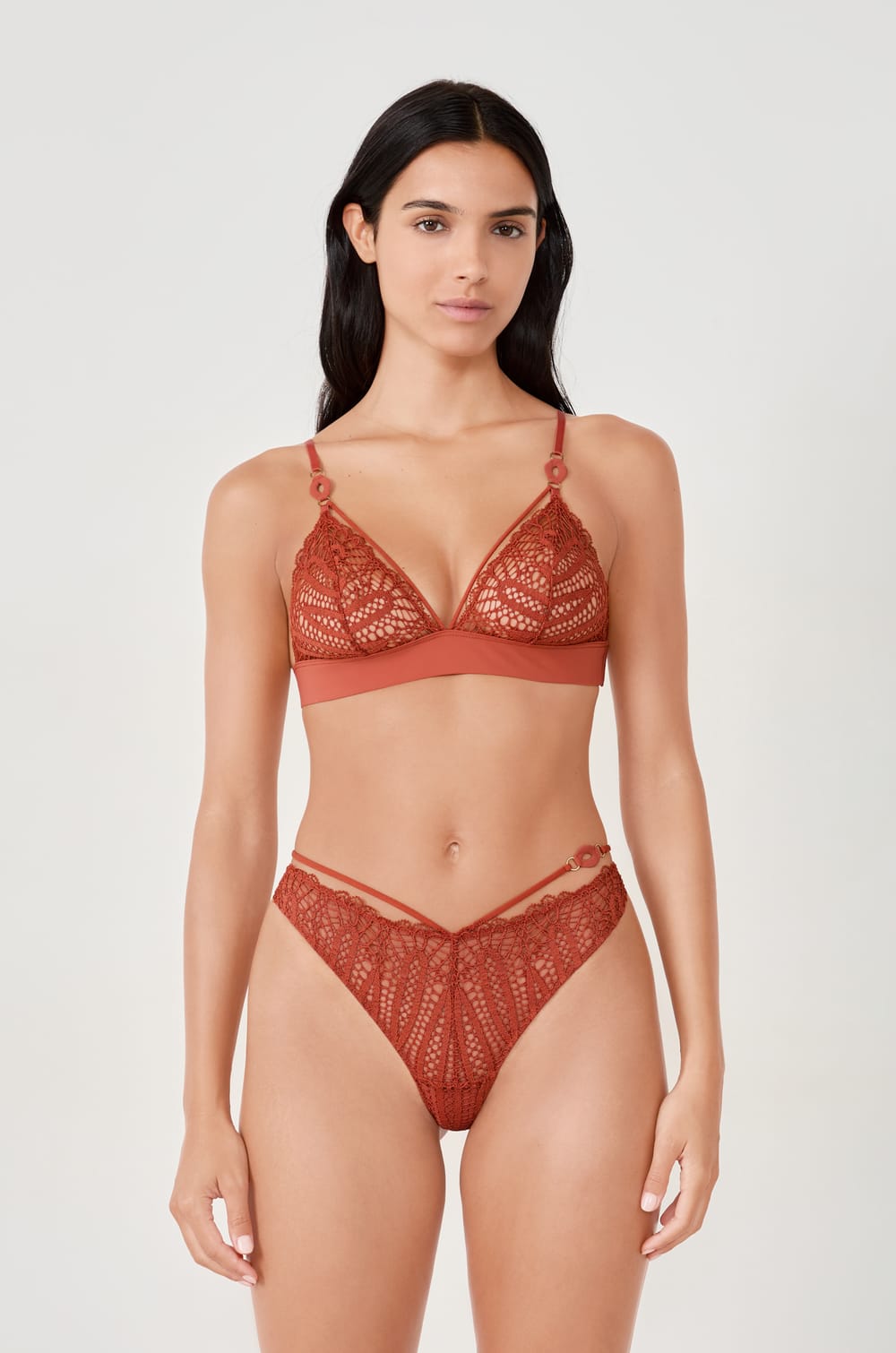 Tanga en dentelle;${refinementColor}