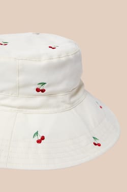 Chapeau &agrave; motifs cerises;${refinementColor}