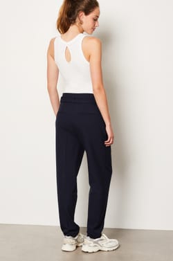 Pantalón corte zanahoria;${refinementColor}