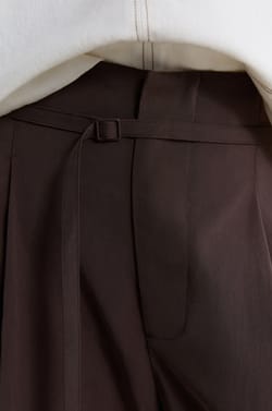 Pantalon large &agrave; pinces;${refinementColor}
