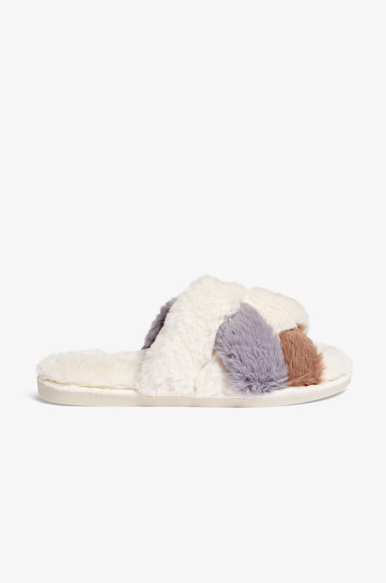 Flip-Flop Slippers;${refinementColor}